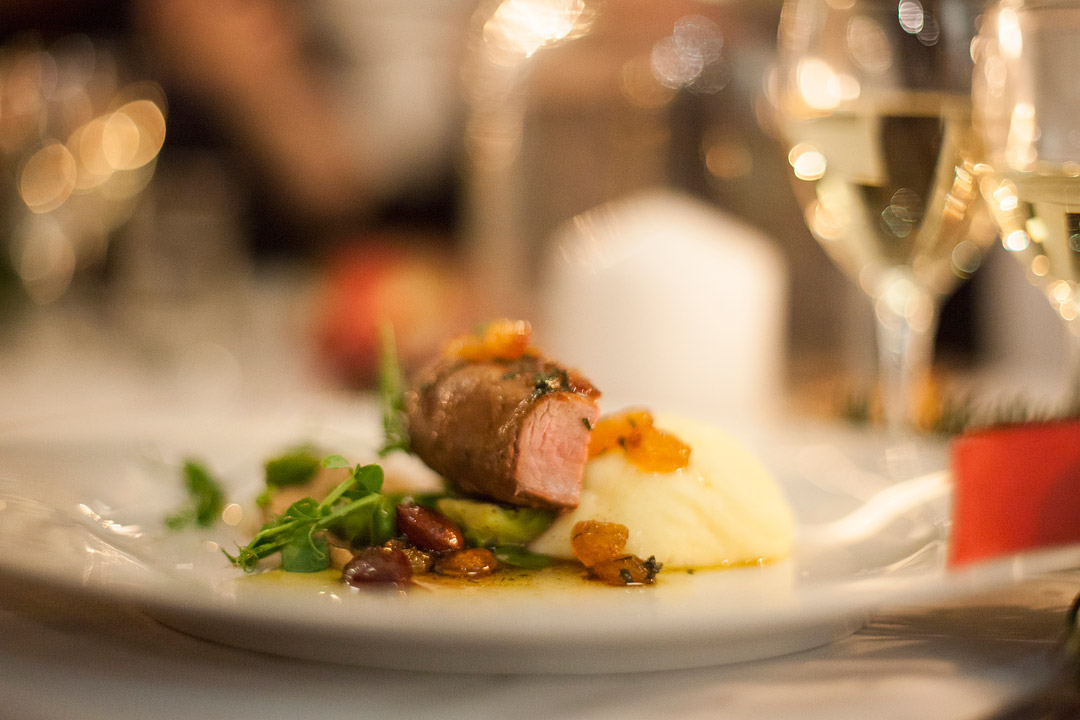 Røkt andebryst med brent blomkålpuré, fevebønner, rosenkål, potet- og trøffelpuré, nøttesaus med sultaner, mandler og persille.