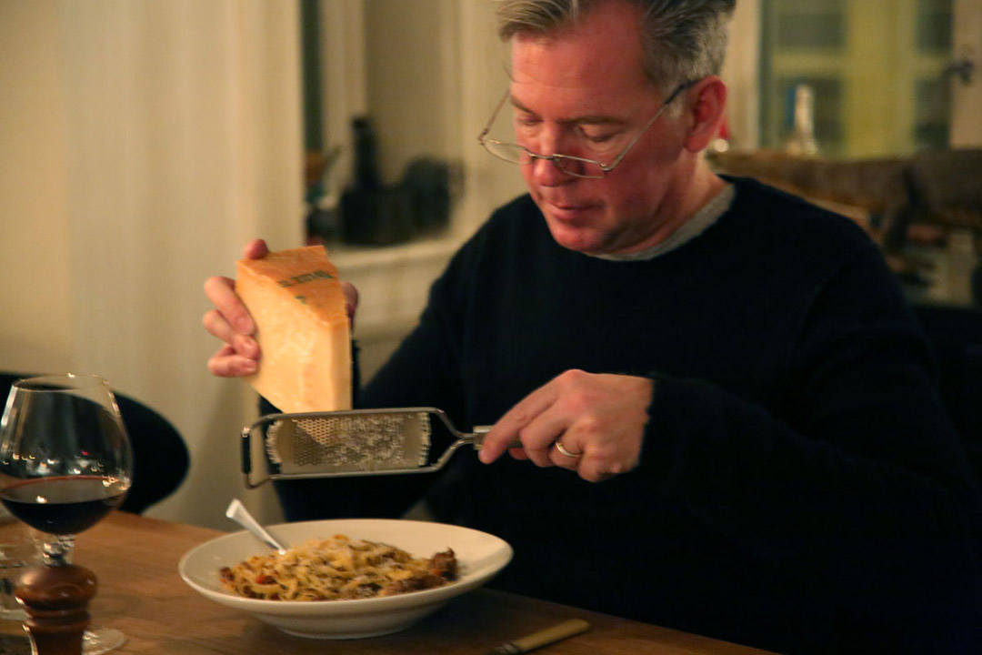 Erik elsker parmesanost.