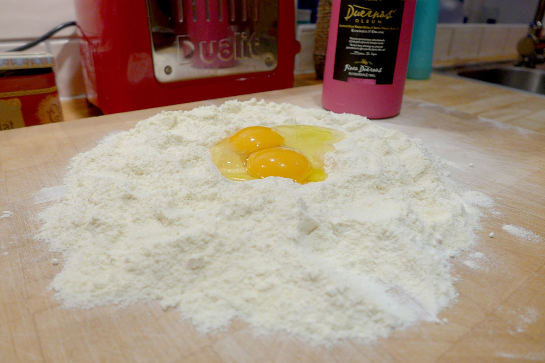 Egg i en grop av mel.