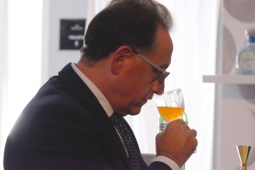 Salvatore Calabrese smaker Jørgens drink «Waves of Citrus» i oppgaven «Day & Night»