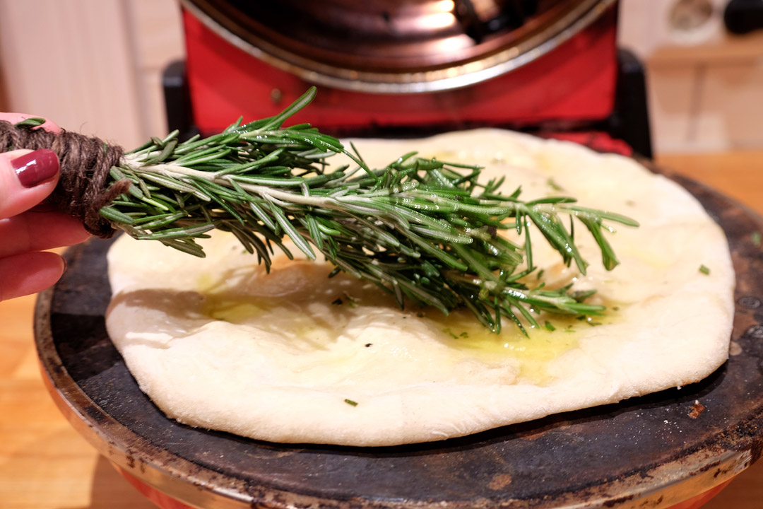 Pizzabunnen pensles med rosmarinolje
