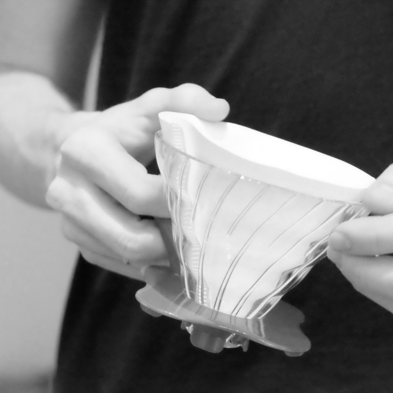 Du trenger bare et slikt filterstativ og filter som er spesiallaget for V60. Kan kjøpes i kaffebutikker. Filteret skal ha en klar spiss.