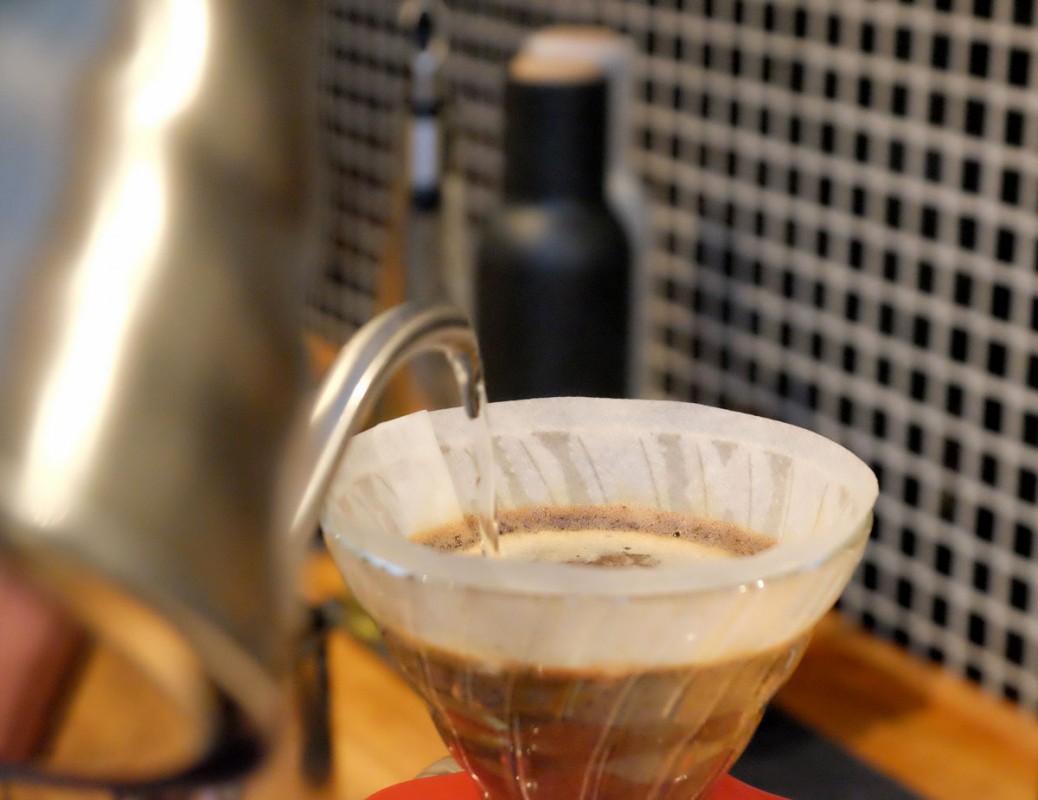V60. Filterkaffe gjort manuelt. Filteret suger opp fettet fra bønnene.