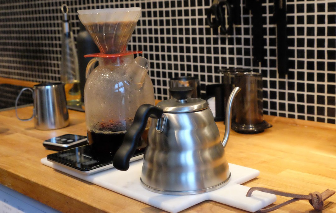 Tuten på stålkannen kontrollerer hellingen av vann da den sitter så langt nede på kannen.