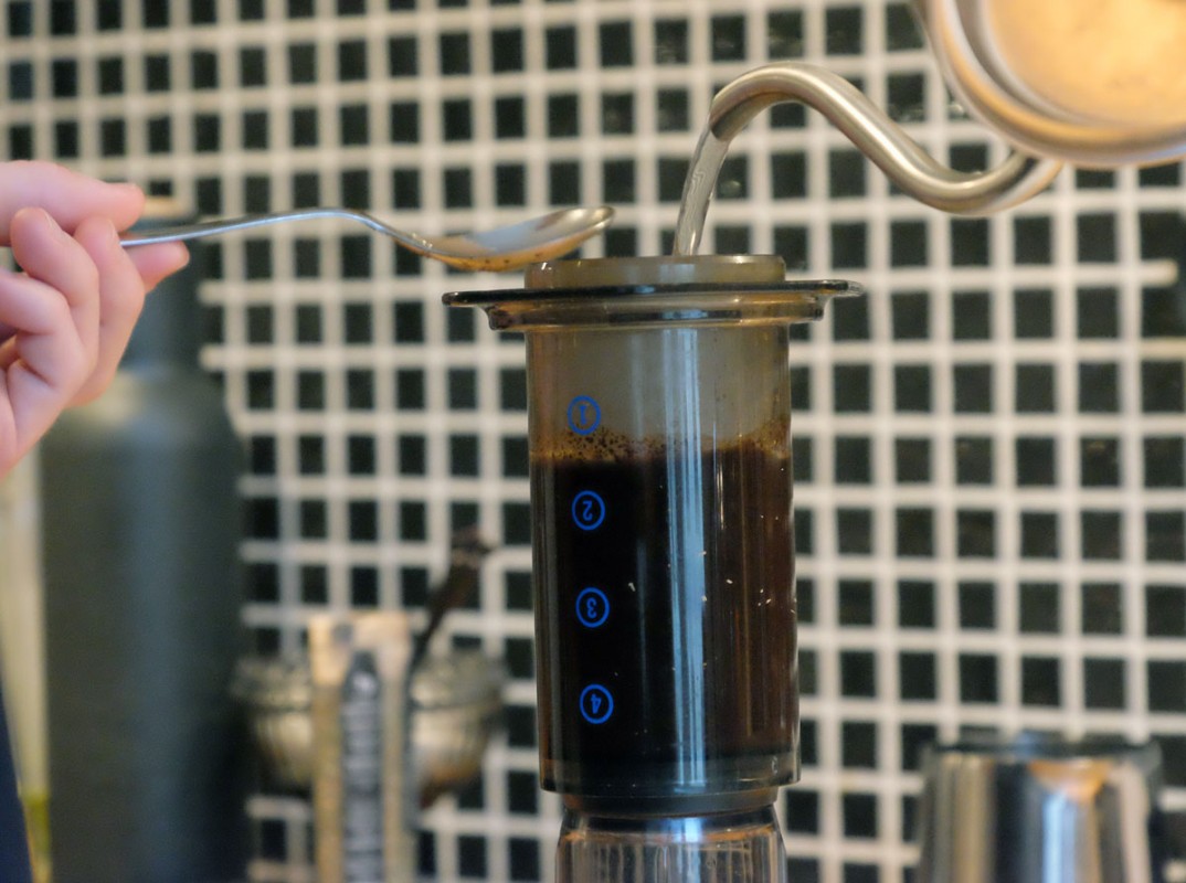 Kolben fylles med kvernet kaffe og vann.