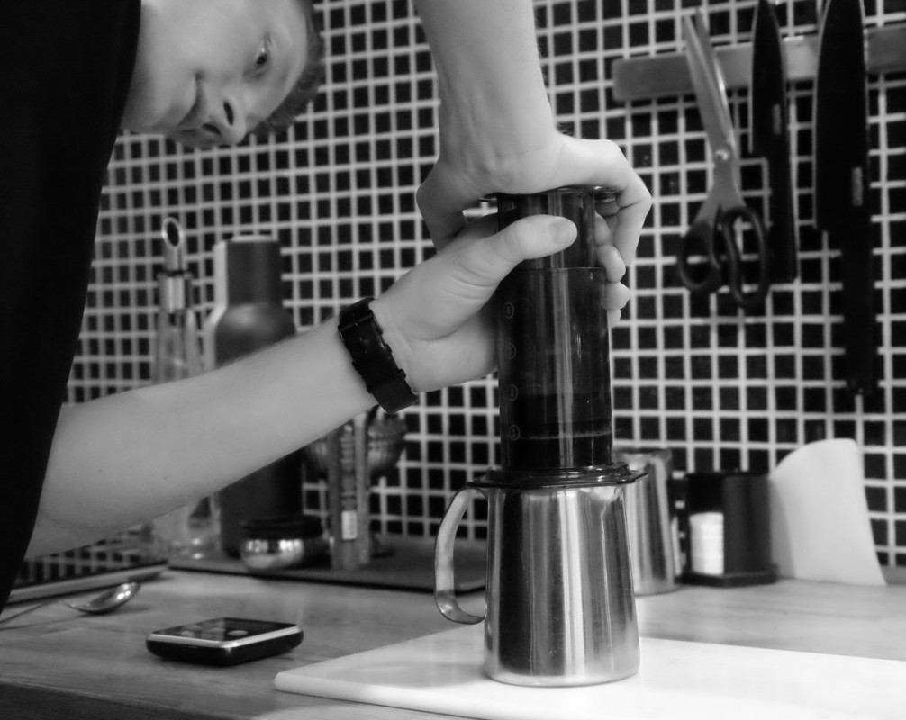 Manuell nedpress når du vil ha aeropress-kaffe.