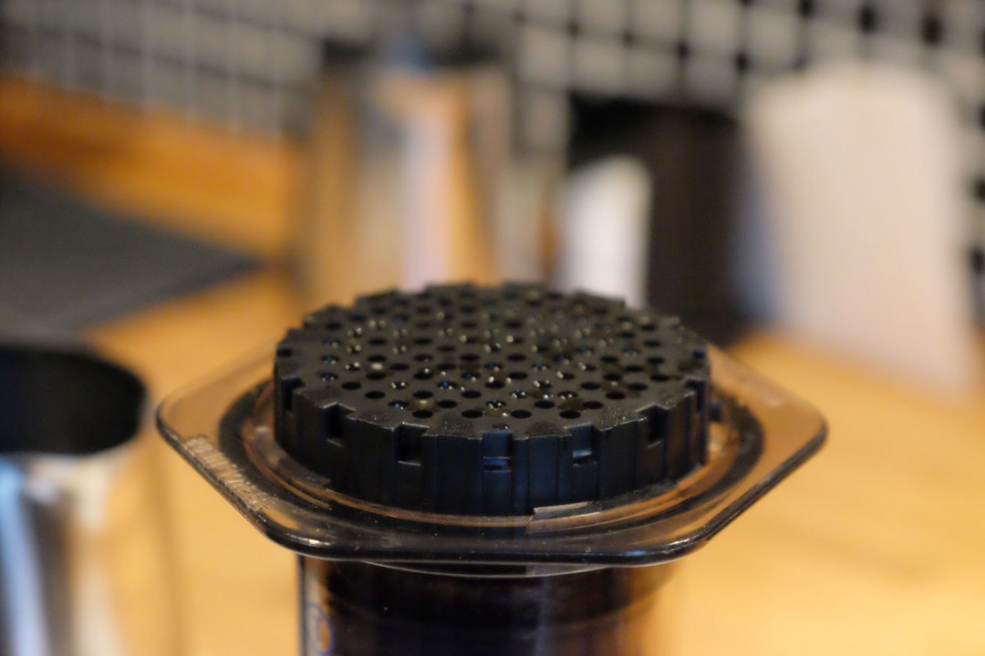 Aeropress. FIlteret som fanger opp det meste av fettet fra bønnene går inn i filterputen.