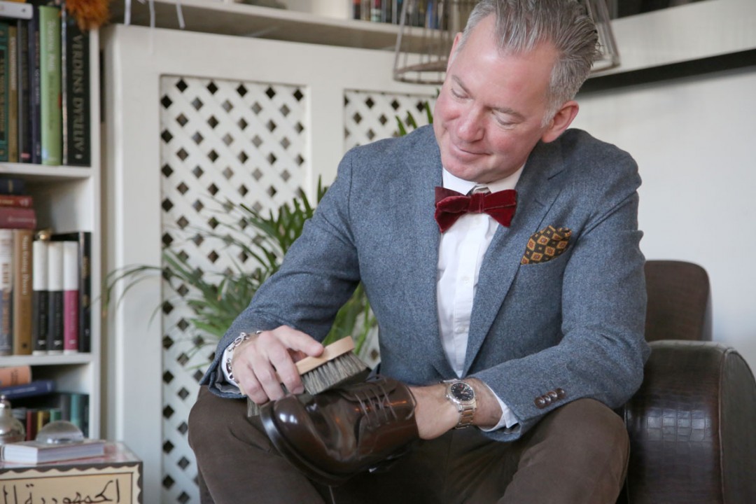 Han elsker å pusse sko. Tenk at han fant en vin som oppfordret ham til å pusse sko mens vinen kjøles ned. Hvem hadde trodd, det!