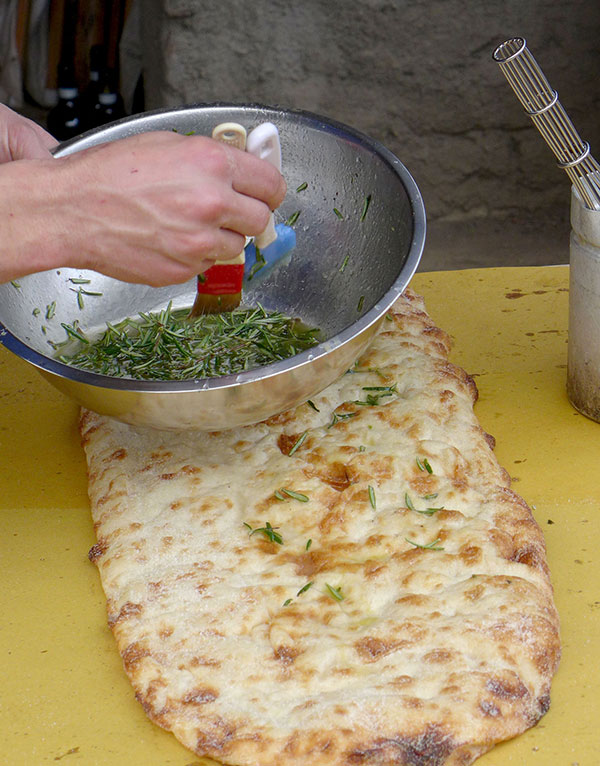 Rosmarin gir så god smak til pizzabunnen.