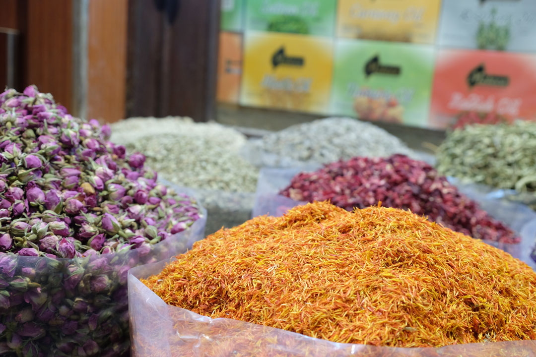 Fargerike krydder, tørkede blomster og urter.