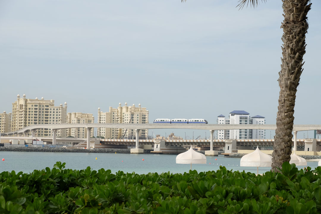 Fra båten utover til The Palms. Trikken du ser kjøre på broen koster 22 dirham å kjøre hvis du kjøper dagskort. Den kan kombineres med metroen og busser.