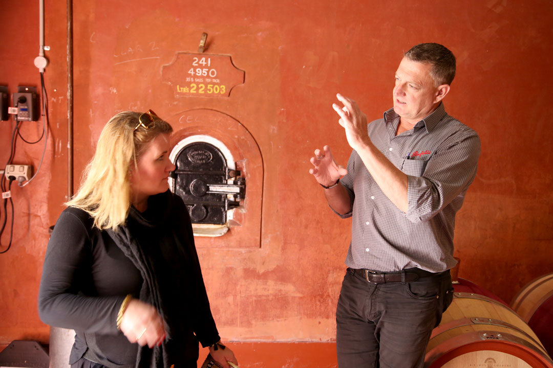 Andrew forklarer om prosessen ved vinproduksjon. Foto: Erik Valebrokk