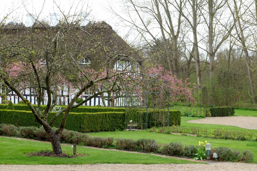 Noen av rommene på hotellet ligger i disse flotte bygningene på andre siden av veien.