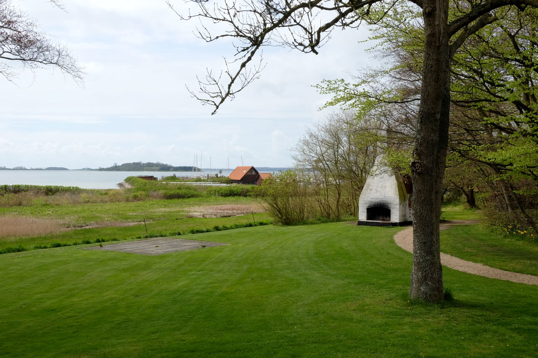 Røkeovnen i enden av tomten.