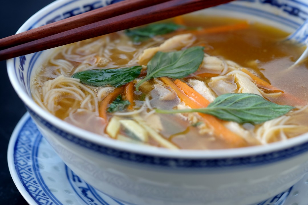 Deilig, asiatisk kyllingsuppe som metter skikkelig.