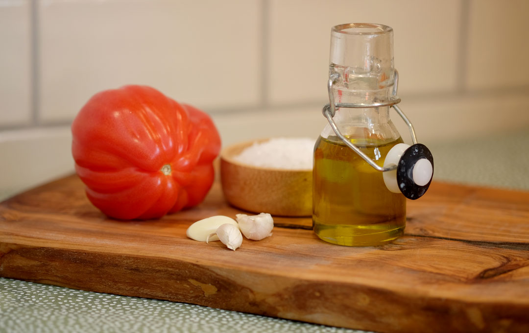 Dette trenger du: Gode, modne tomater med masse smak, god extra virgin olivenolje, flaksalt, hvitløksfedd og brød. Baguette er fint å bruke.