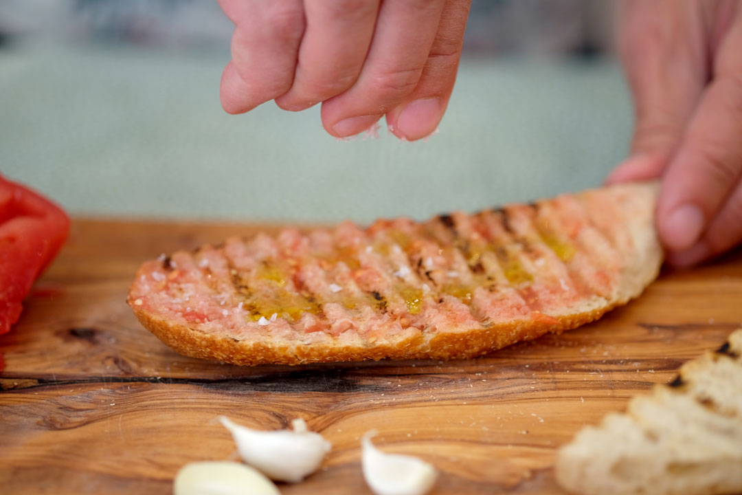 Dryss litt deilig flaksalt over brødskiven