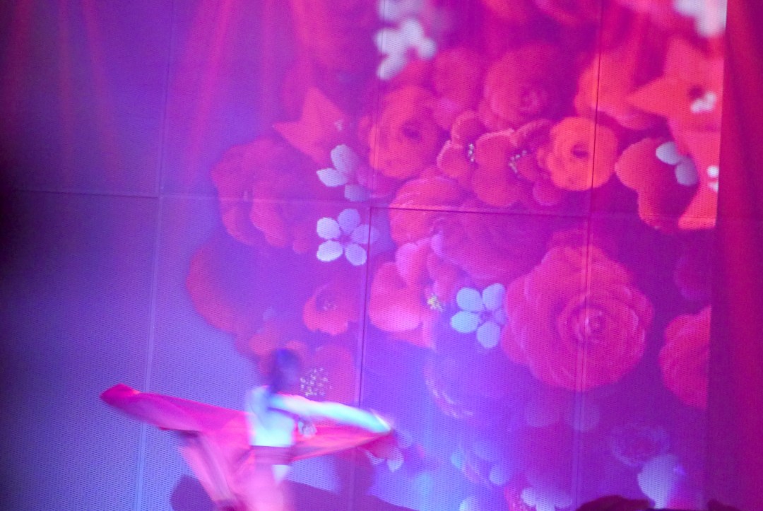 Det lukter og smaker ekstra mye rose når danserne kommer på scenen.