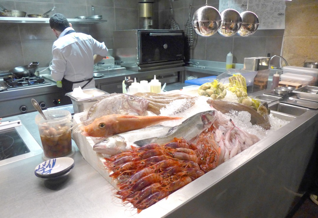 Fiskedisken inne i restauranten.