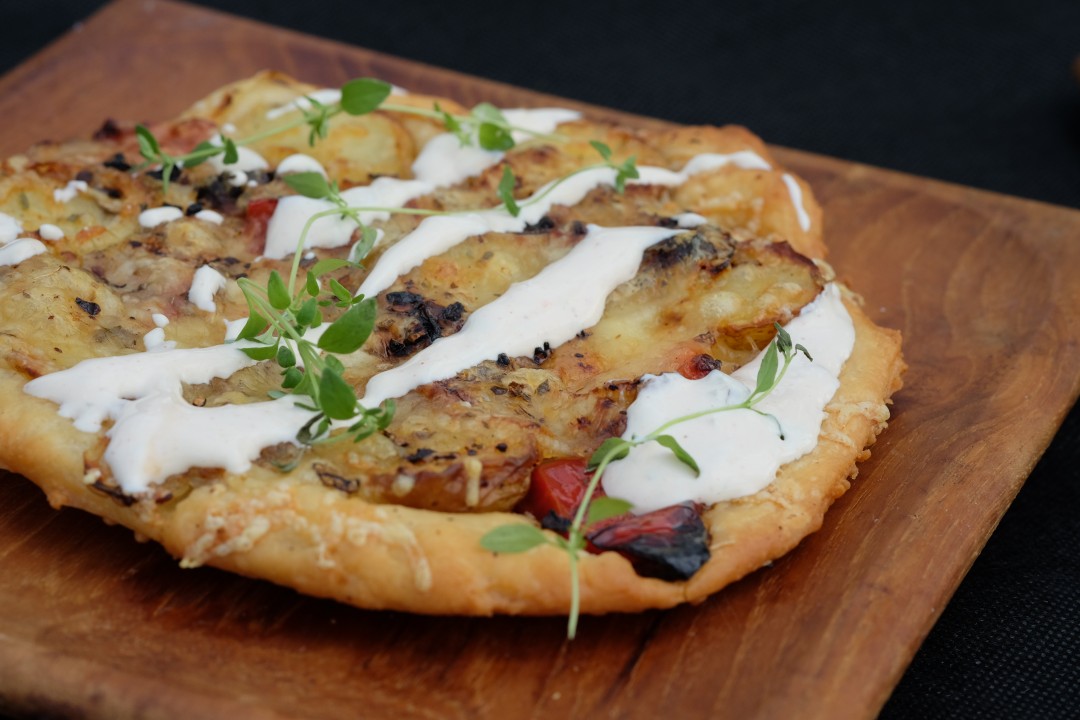 ”Spicy Sydney” – Flatbread med spicy, orientalsk lammepølse og røkte poteter. (Foto: Helle Øder Valebrokk) 