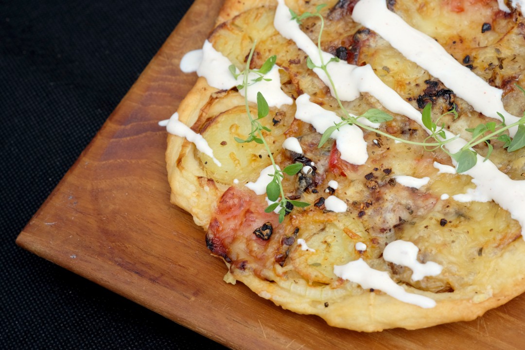 ”Aussie Veggis” – Veggisflatbread med bakt paprika og røkte poteter (Foto: Helle Øder Valebrokk)