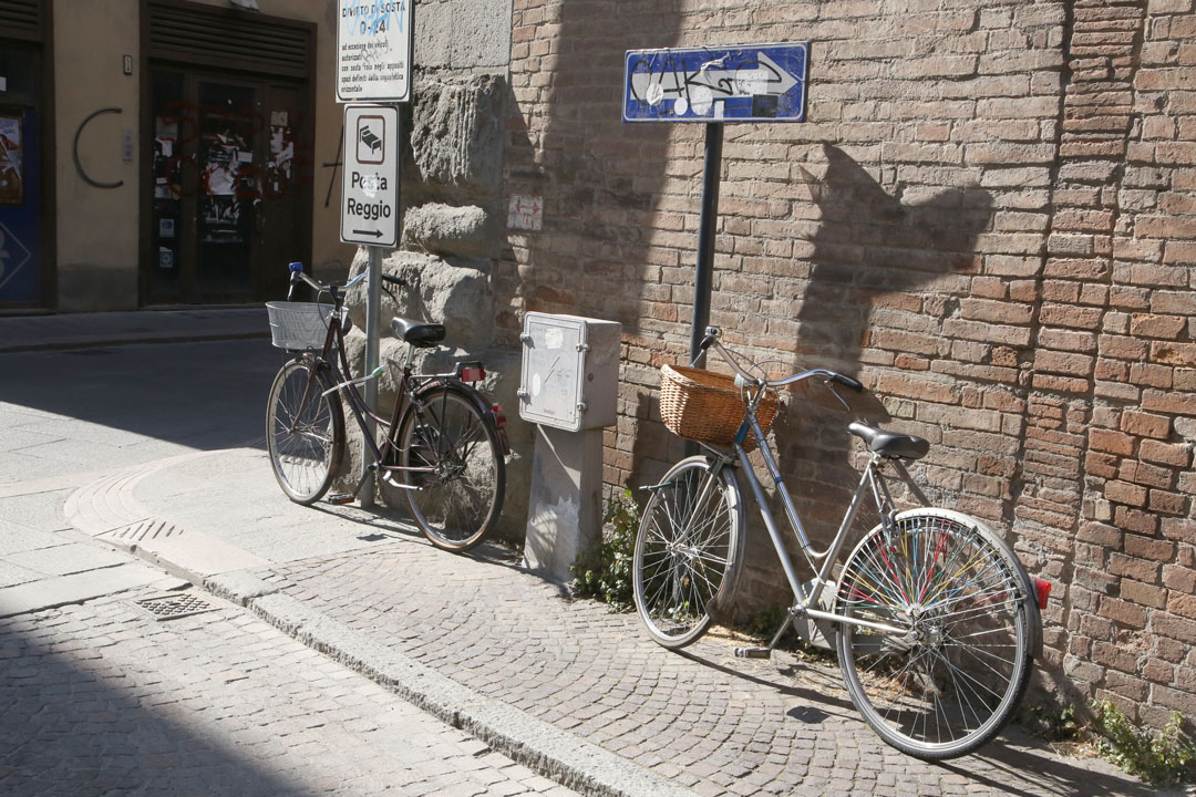 Reggio Emilia er en sykkelby. Det er sykler alle steder og egen sykkelstier.