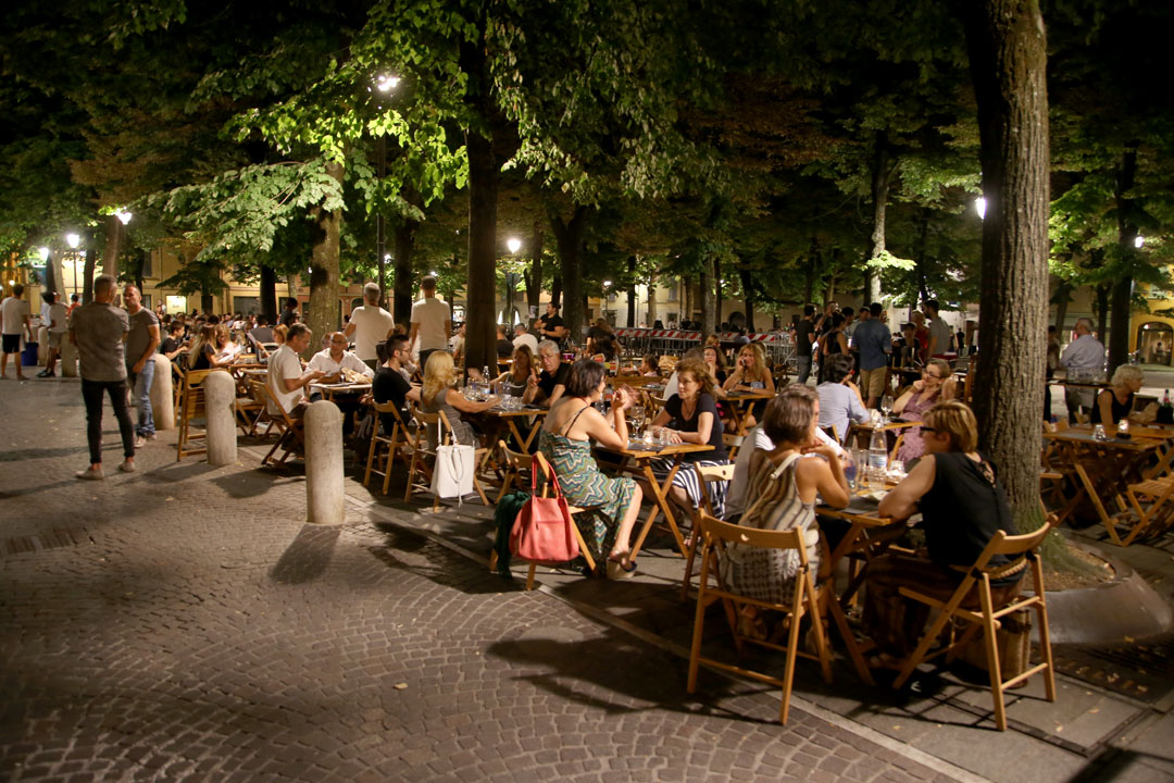 Piazza Fontanesi på kveldstid. Hvor koselig er det ikke å sitter her da?