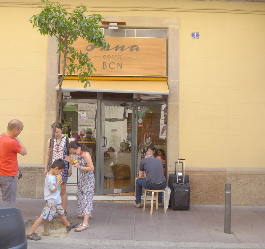 Onna i Gracia serverer også kaffe laget på skandinavisk metode.