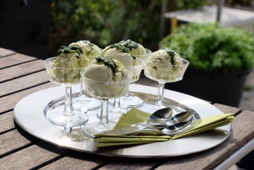 Iskrem med sitronverbene og basilikum.