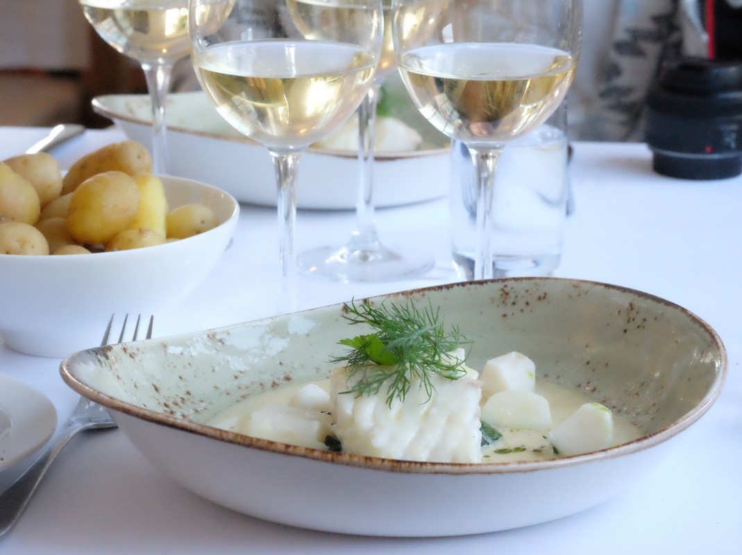 Dampet torsk med safransaus, spinat, neper og nye poteter.