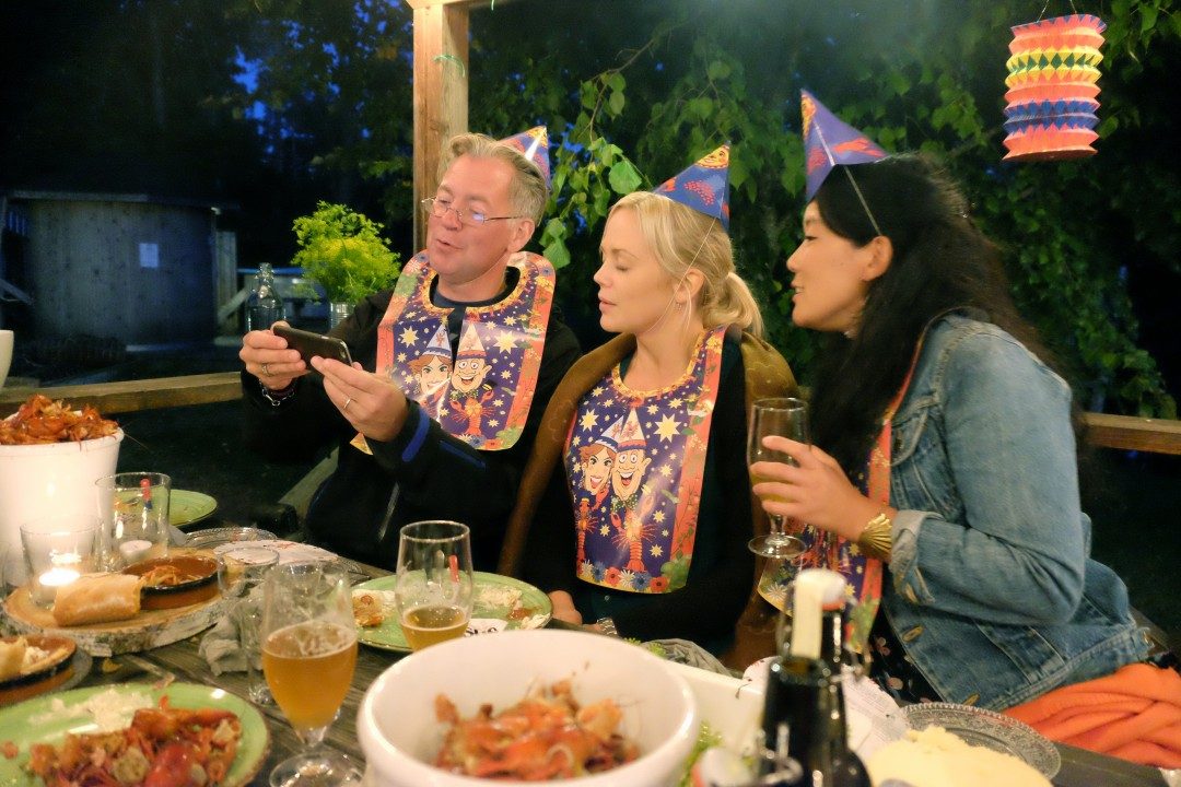 Det synges og det skåles. Jeg merker at jeg er stor fan av svensk kräftskiva!