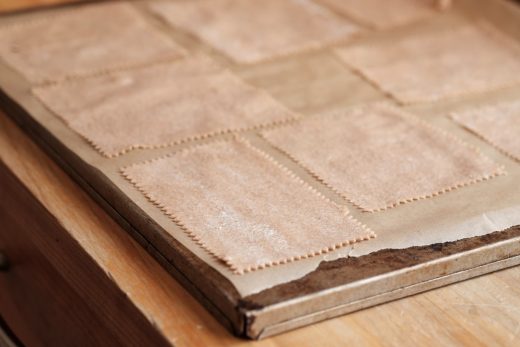 Flatbrød klarer til å stekes i ovnen.