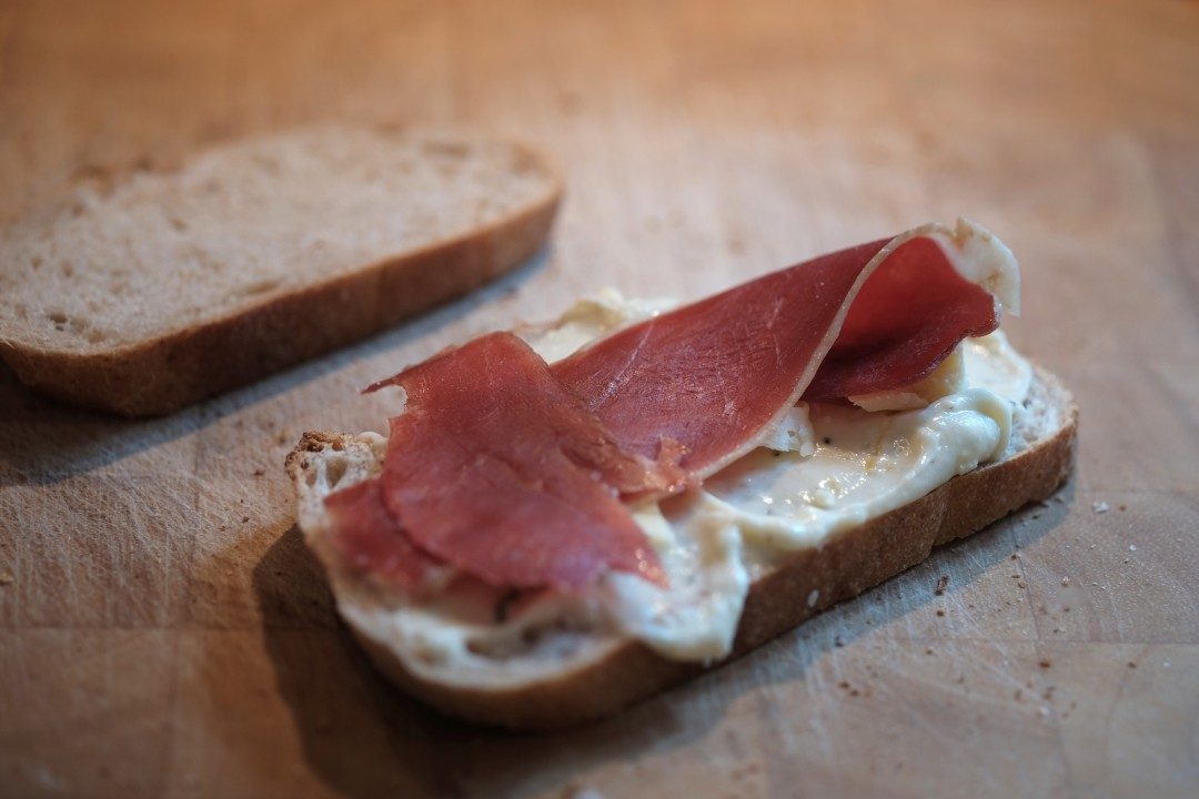 Et lag bechamel, så andeskinke.