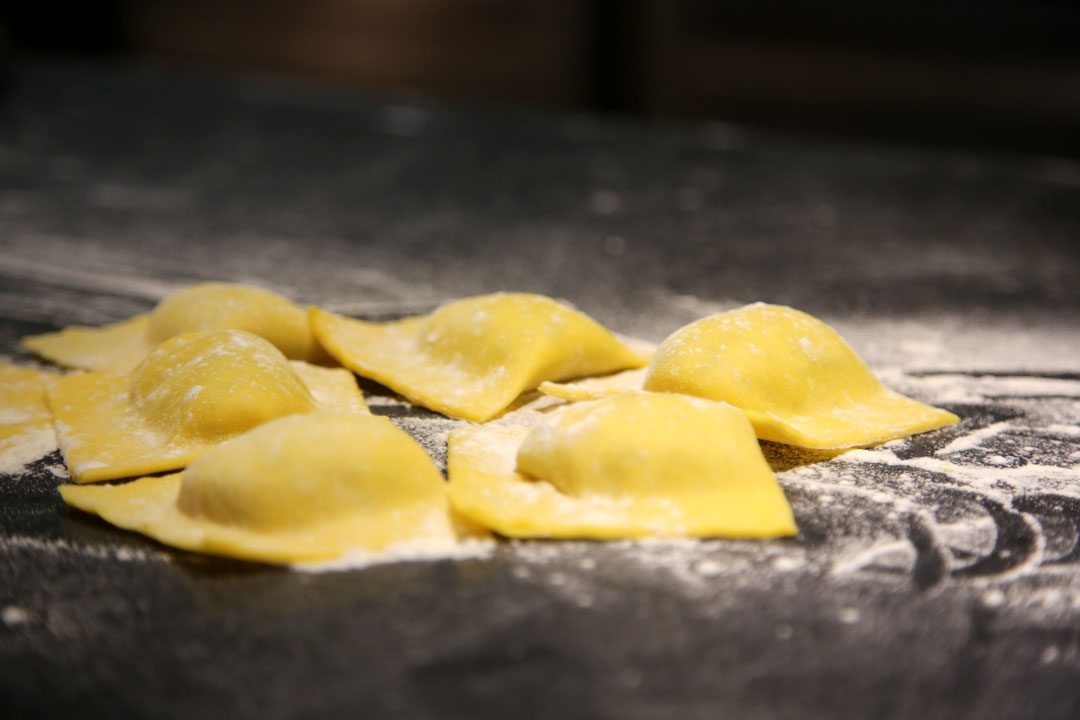 Deilige pastaputer klarer til koking. Hvis du ikke helt får lukket hver pute, kan du bruke en finger og ta litt vann på kanten og presse sammen.