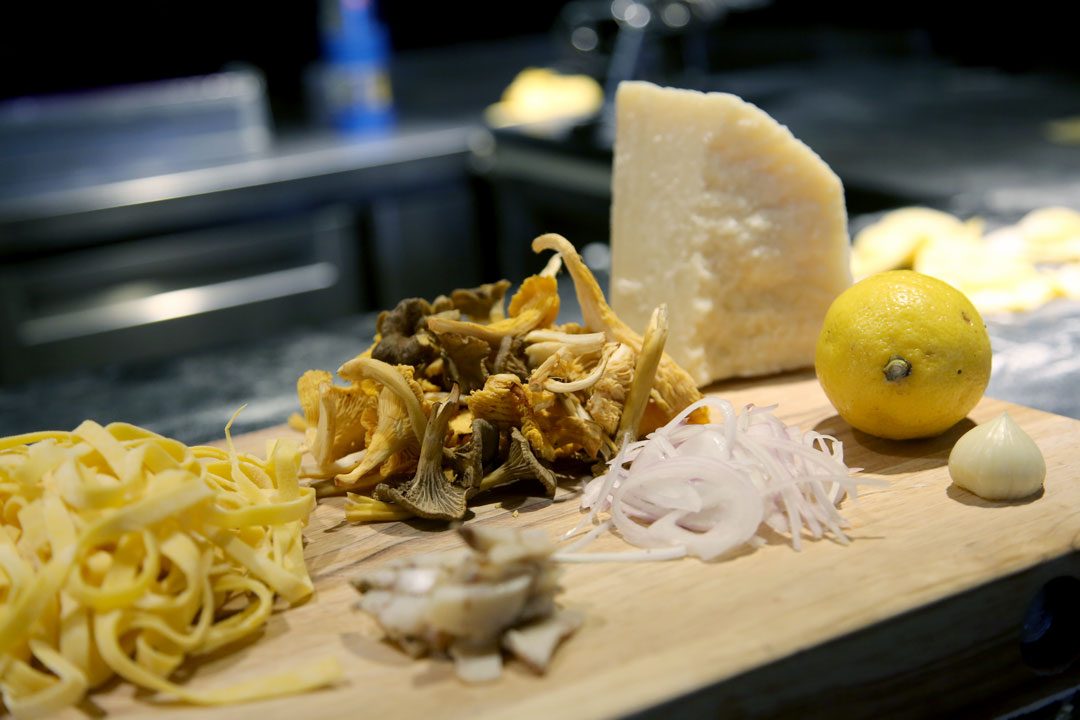 Ingrediensene til tagliatelle-retten med kantareller.