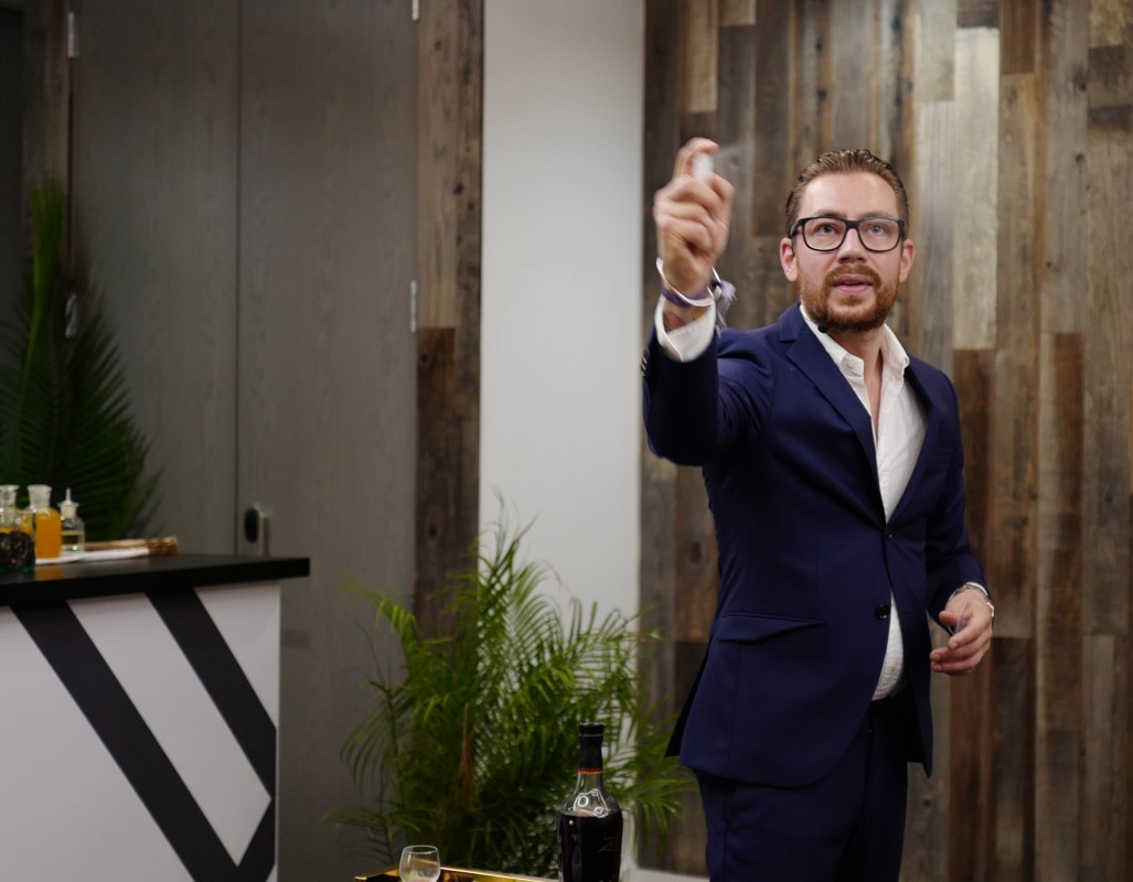 Jonas sprayer furulukt over bordet.