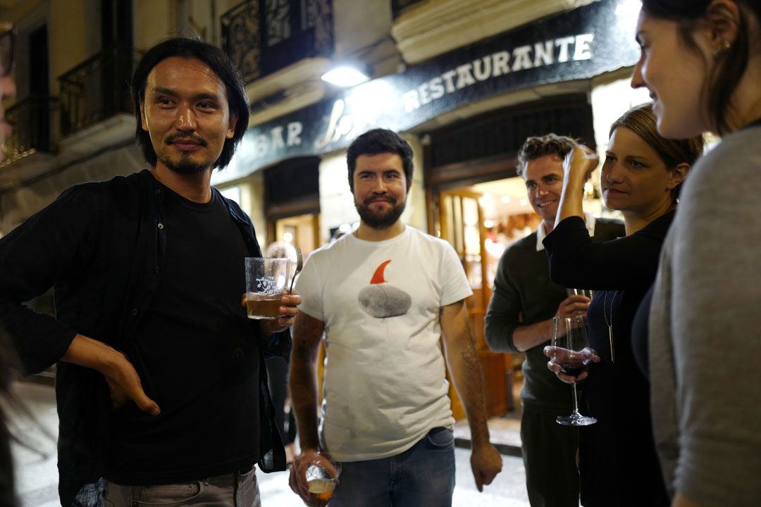 Resten av gruppen fortsetter på barrunde, mens jeg takker for meg.