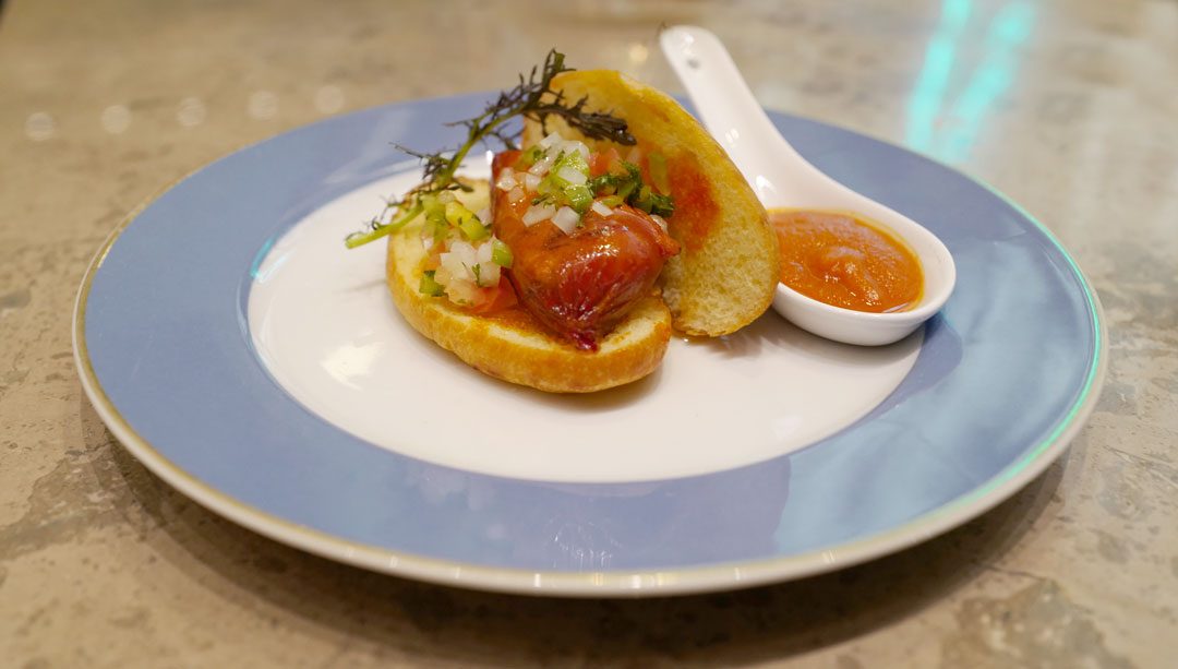 Choripan con salsa criolla