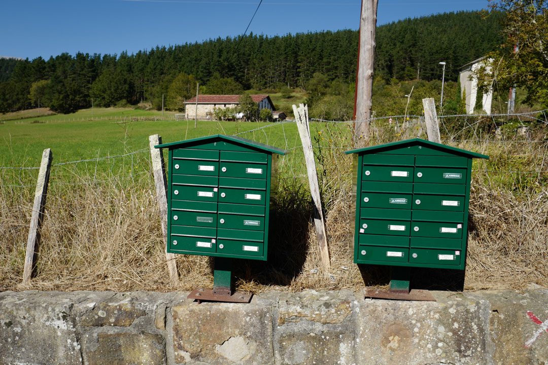 Postkasser i sveitserstil.