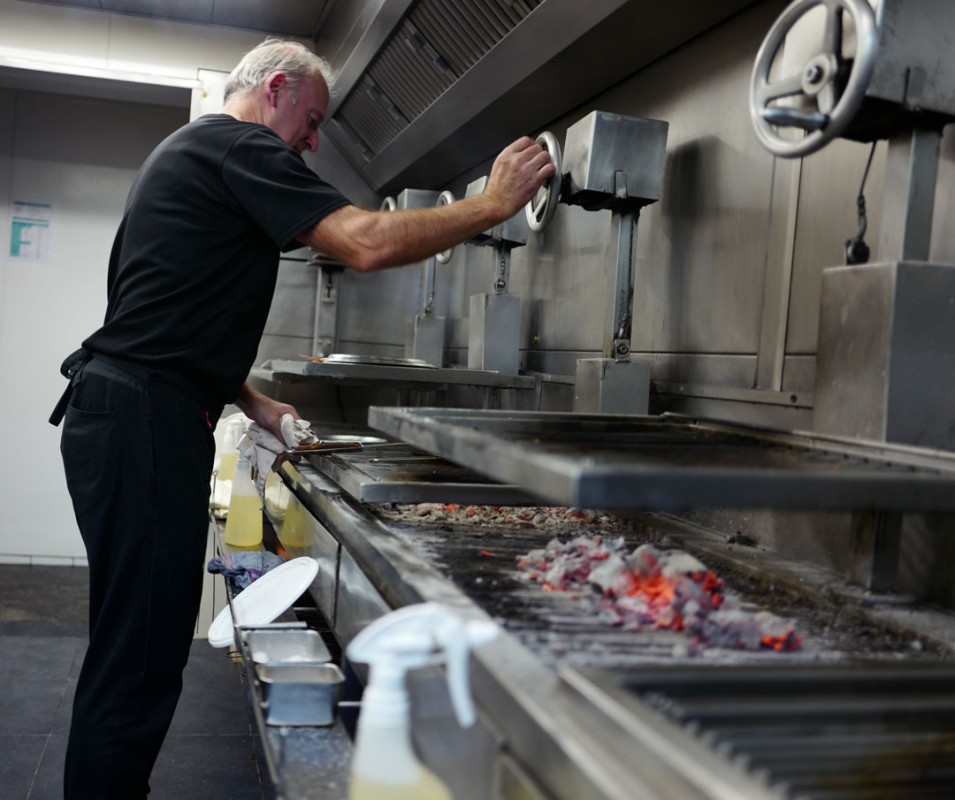 Victor styrer varmen i kjøkkenet.