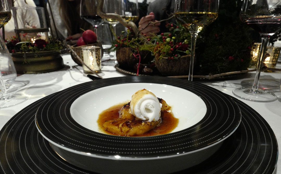 Flambert ananas med kokosis og et deilig glass sauternes til. Det blir knapt bedre.