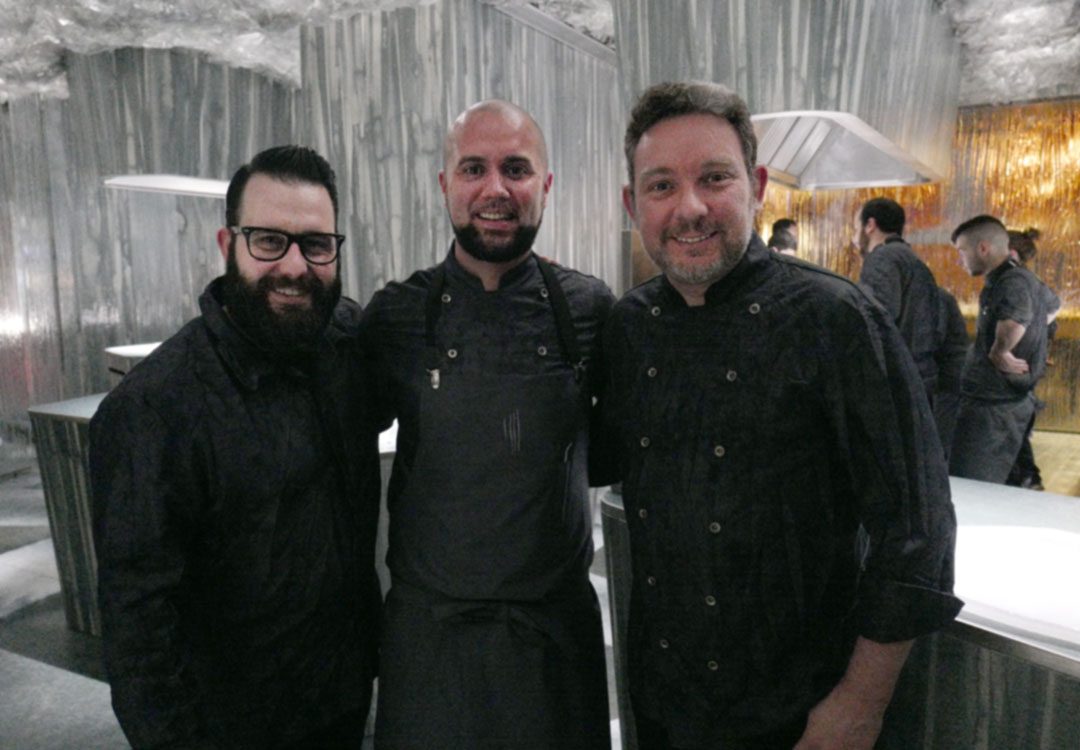 Bartender Marc Alvarez, kjøkkensjef på Enigma, Oliver Peña og Albert Adrià på kjøkkenet. Foto: Helle Øder Valebrokk