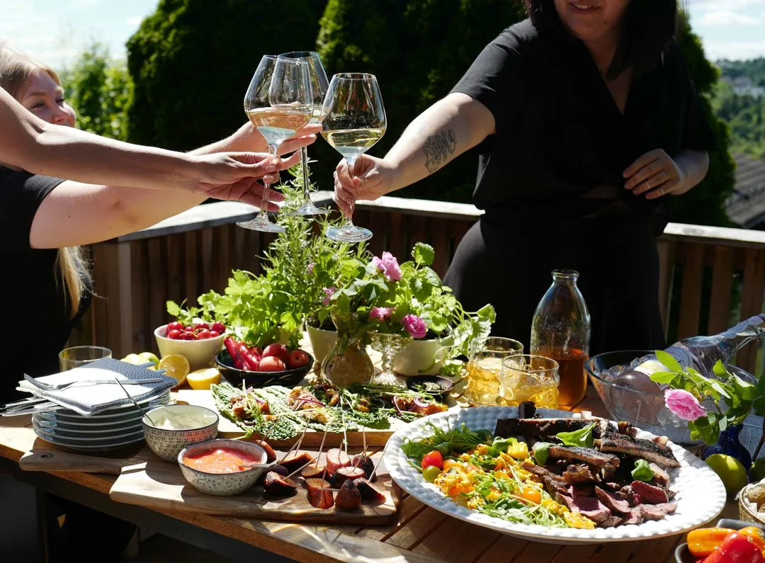 Alt klart for et fabelaktig grillmåltid i solen.