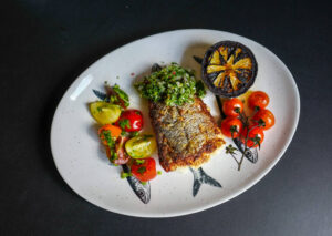Fisk med chimichurri, grillet sitron og tomatsalat