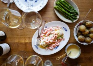 Ovnsbakt lysing med reker, norsk bottarga, asparges, nypoteter og kremet saus til Chablis