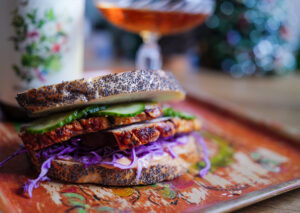 Dansk flæskestegsandwich med spicy majones