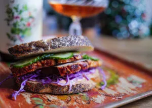 Dansk flæskestegsandwich med spicy majones